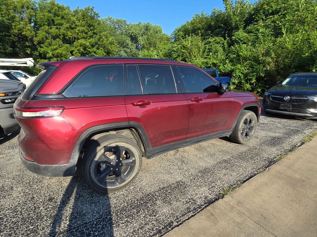 Used 2023 Red Jeep Altitude X image 8