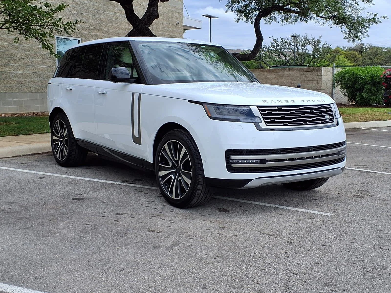 New 2026 Fuji White Land Rover SE image 3
