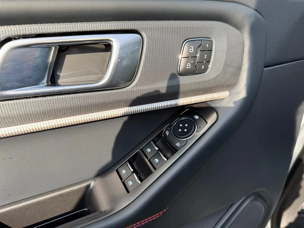 2026 Ford Explorer ST-Line - Photo 18