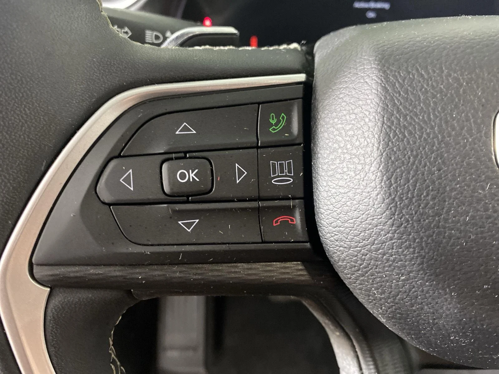 Used 2023 Silver Zynith Jeep Laredo image 25