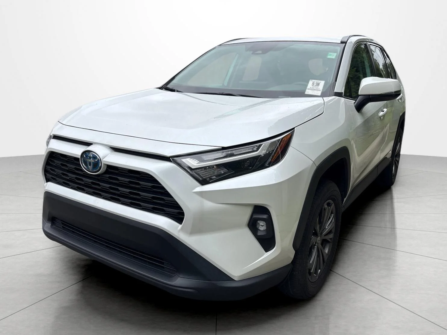 Used 2023 Wind Chill Pearl Toyota XLE Premium image 1