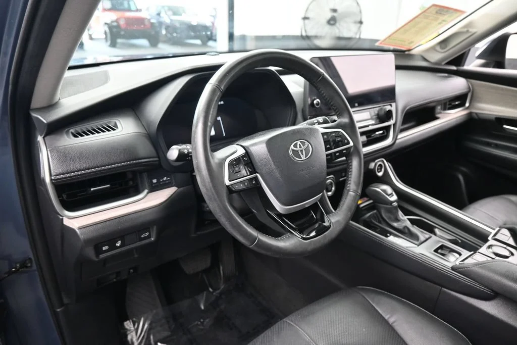 Used 2025 Cloud Toyota Limited image 12