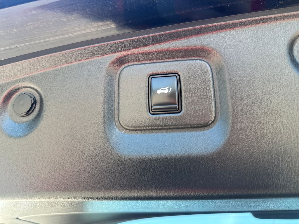 Used 2018 Black Nissan SL image 8