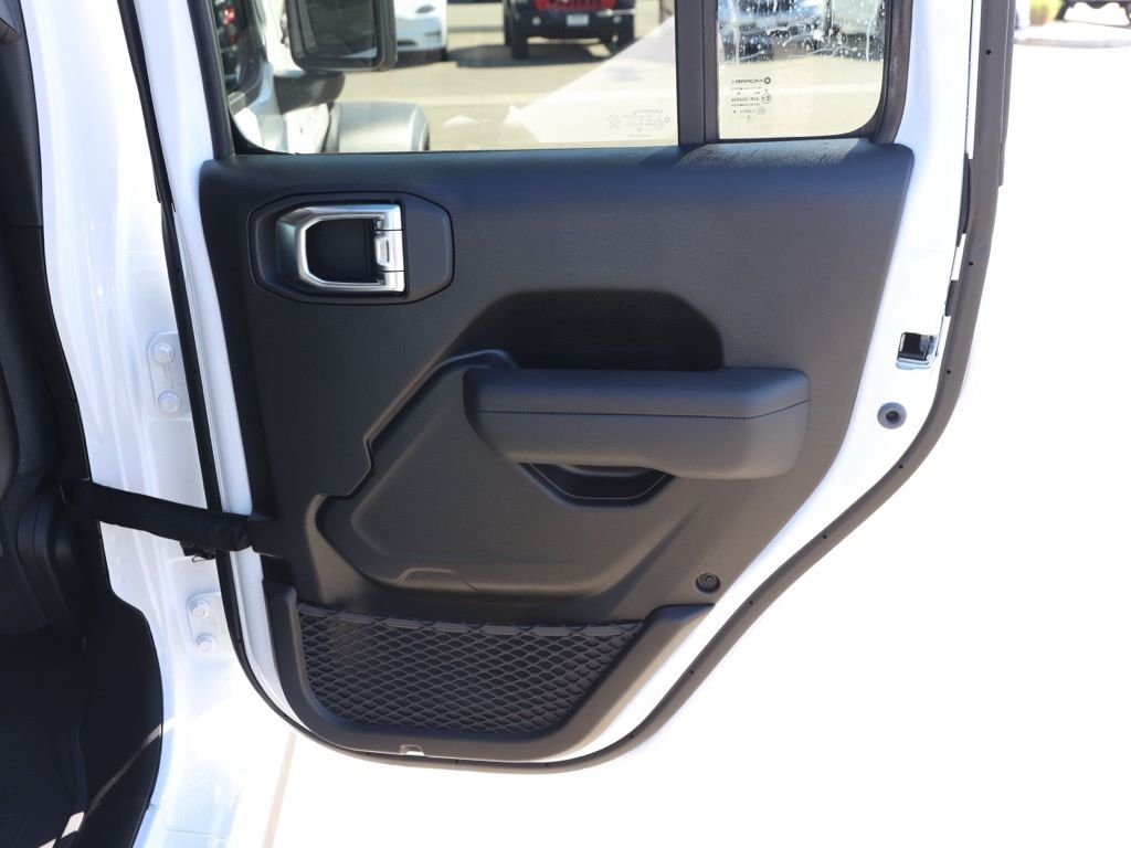 New 2026 Bright White Clear-Coat Exterior Paint Jeep Rubicon image 18