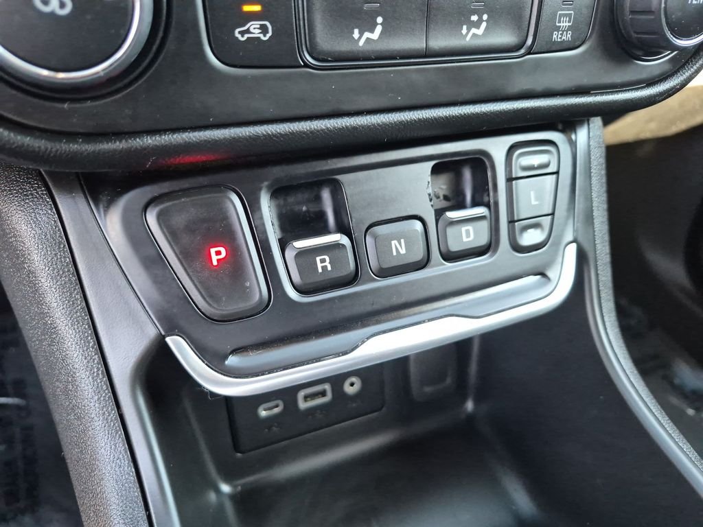 Used 2018 White GMC SLE image 24