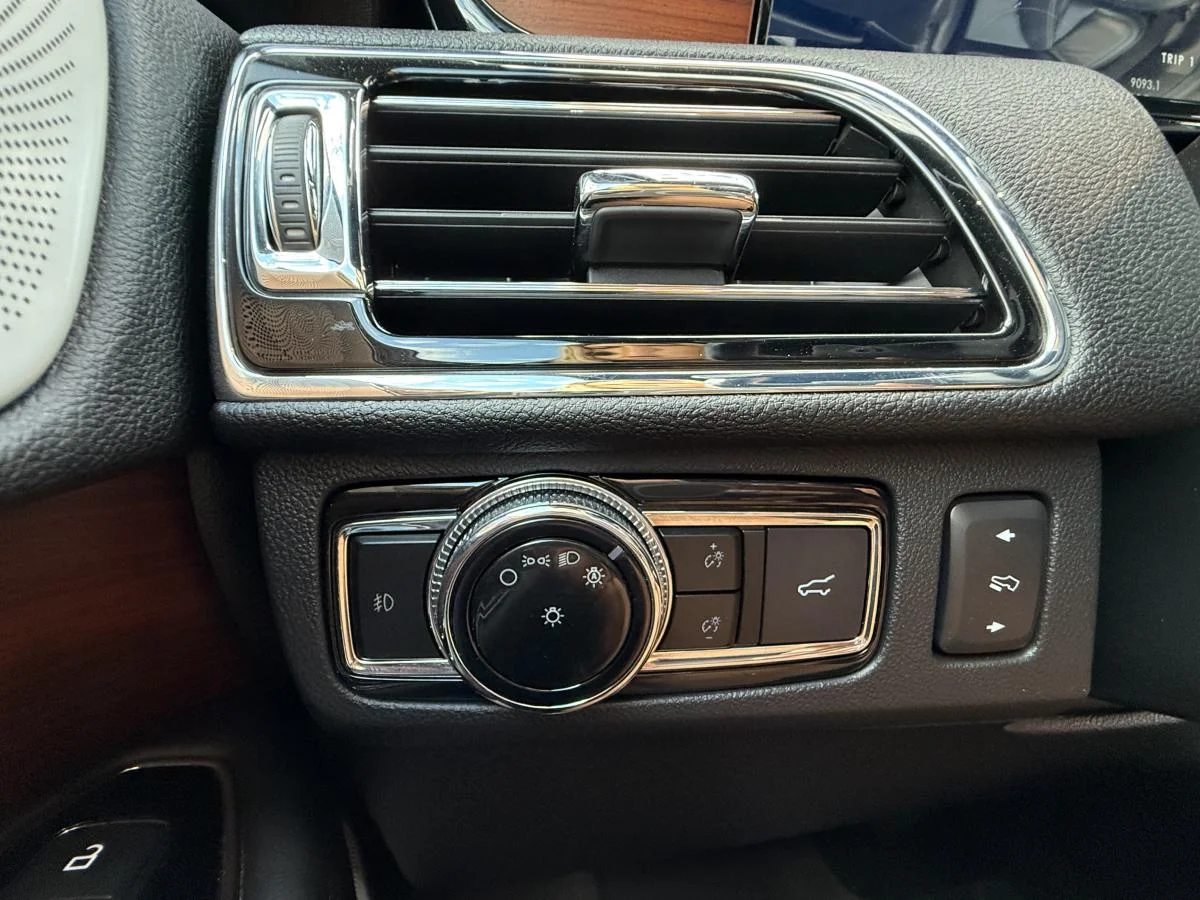 Used 2020 Blue Lincoln Reserve image 31