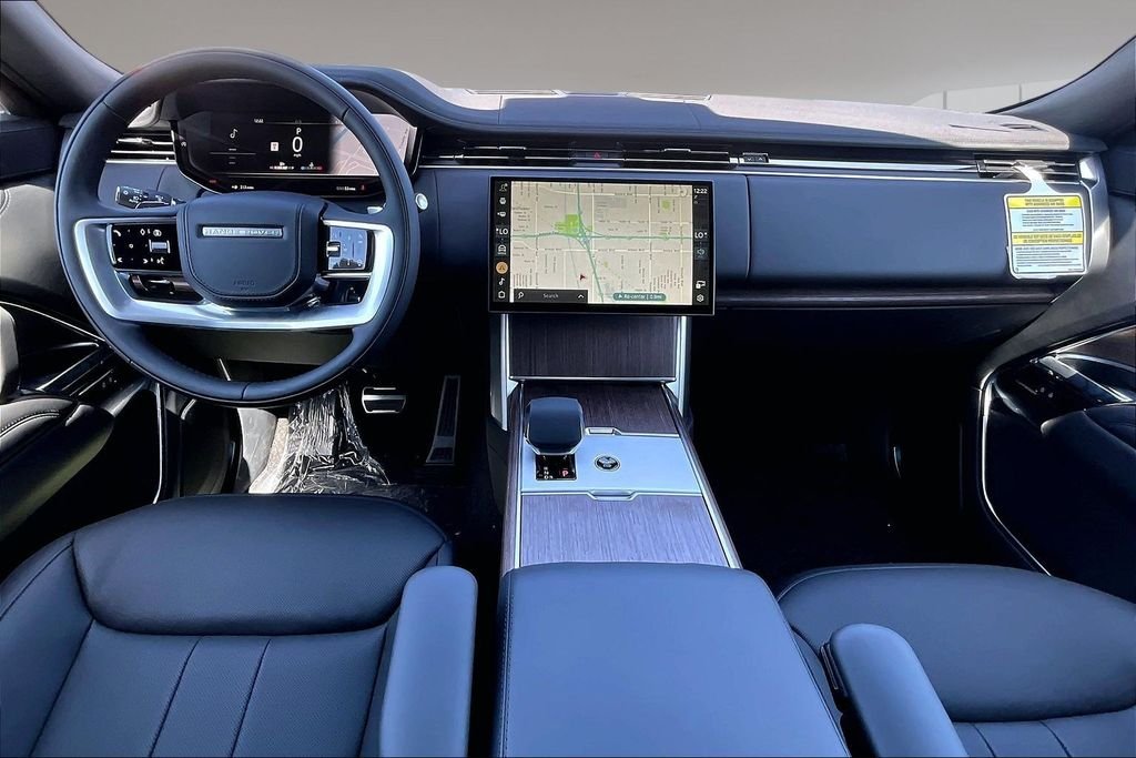 New 2026 SANTORINI BLACK Land Rover SE image 5