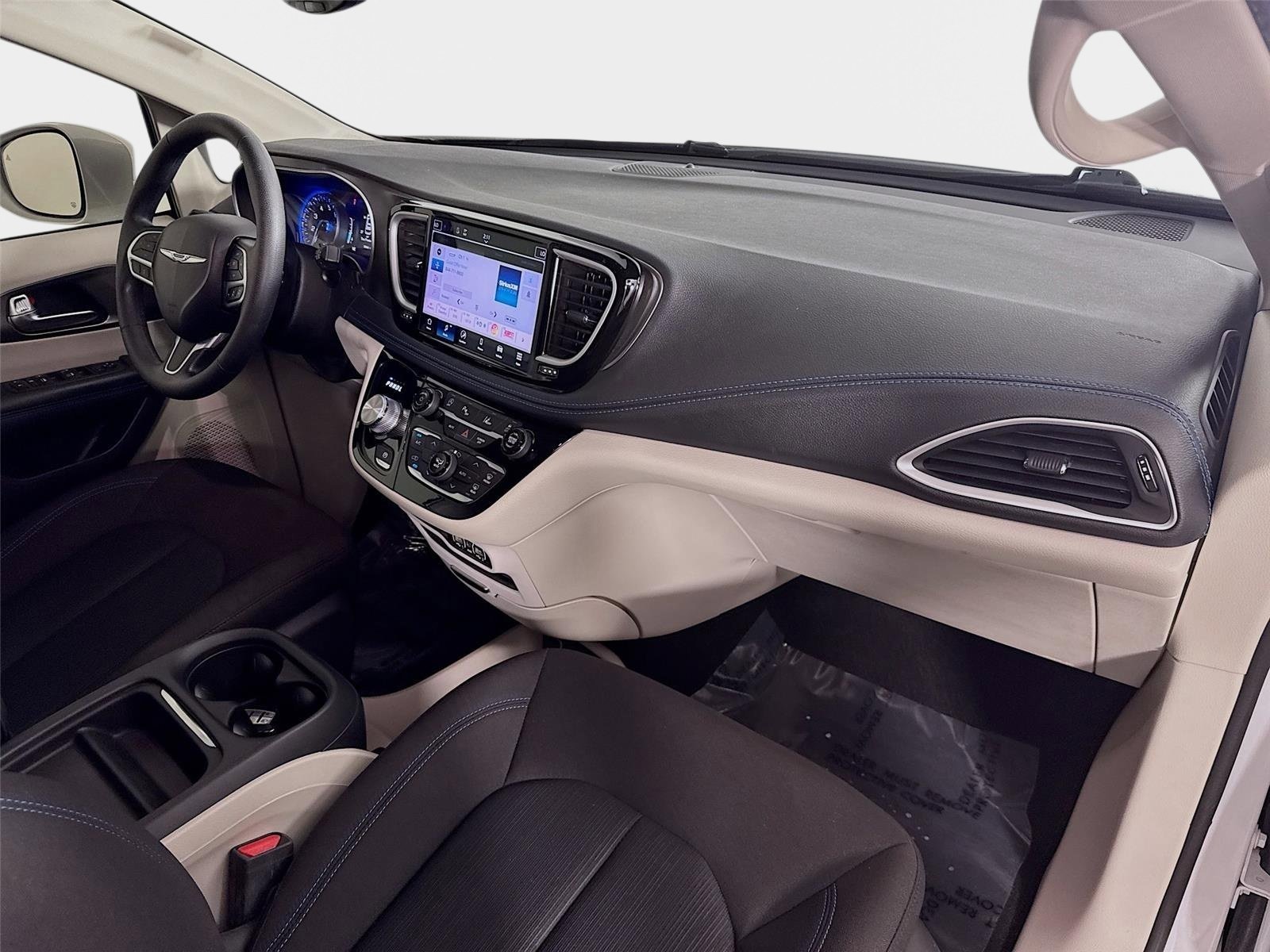 Used 2021 Bright White Clearcoat Chrysler Touring image 28