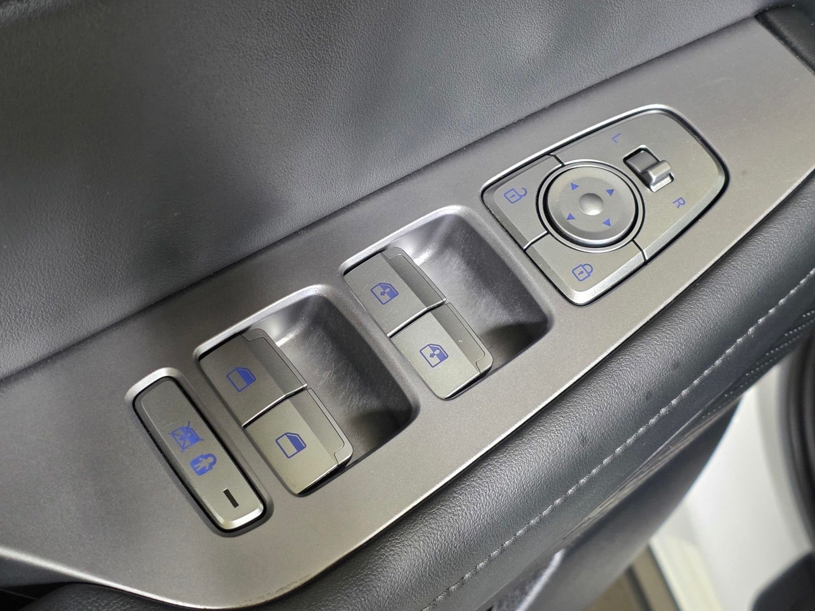 Used 2022 Hyper White Hyundai SEL image 22