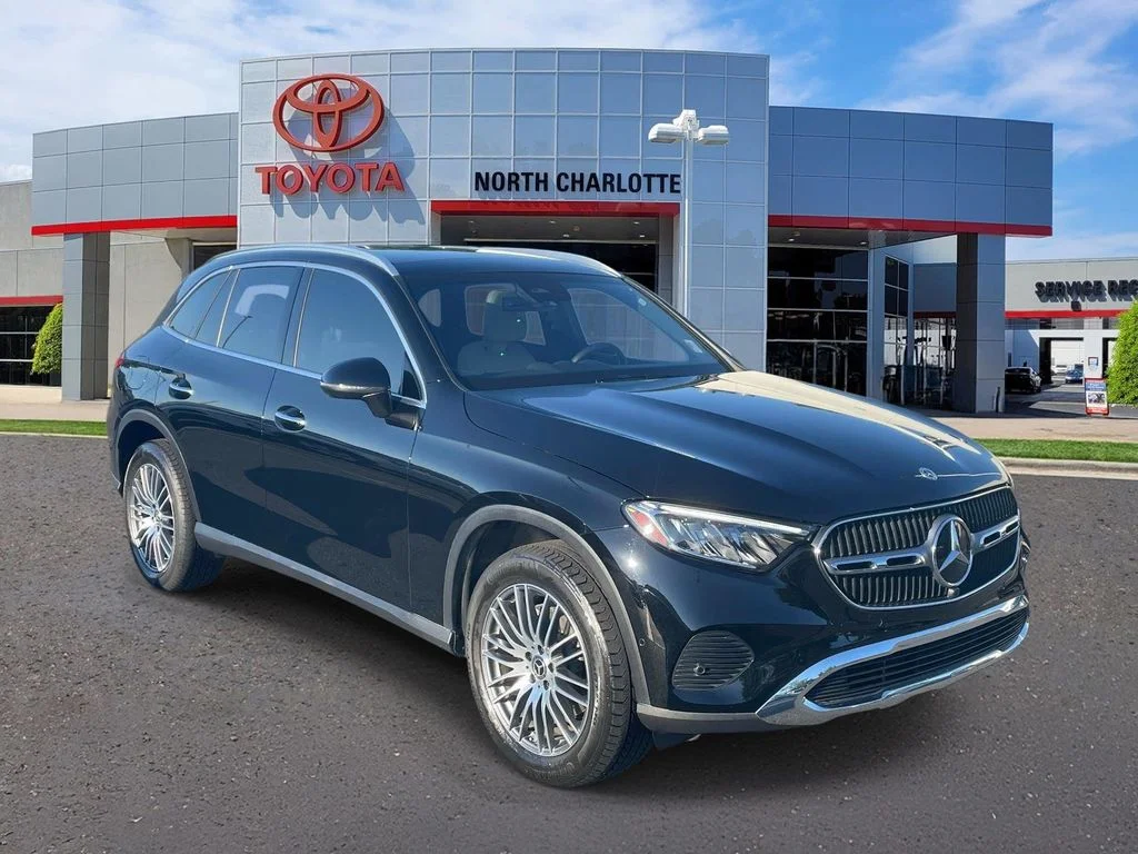 Used 2024  Mercedes-Benz GLC 300 image 1
