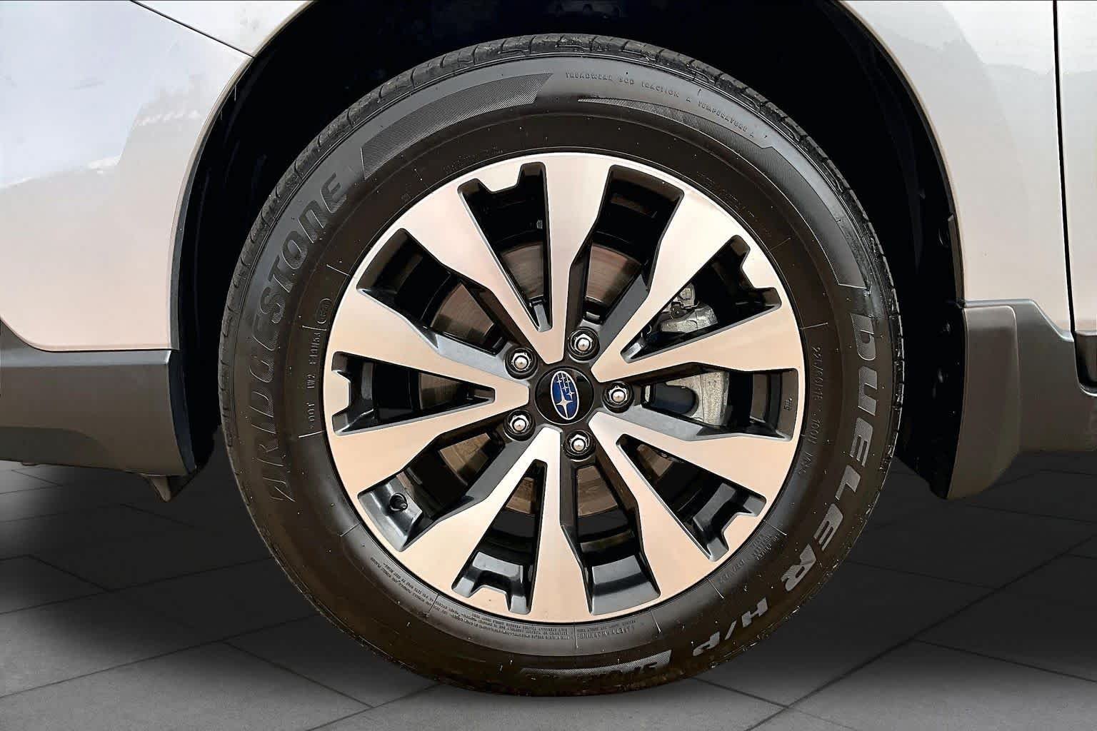 Used 2017 Ice Silver Metallic Subaru Limited image 10