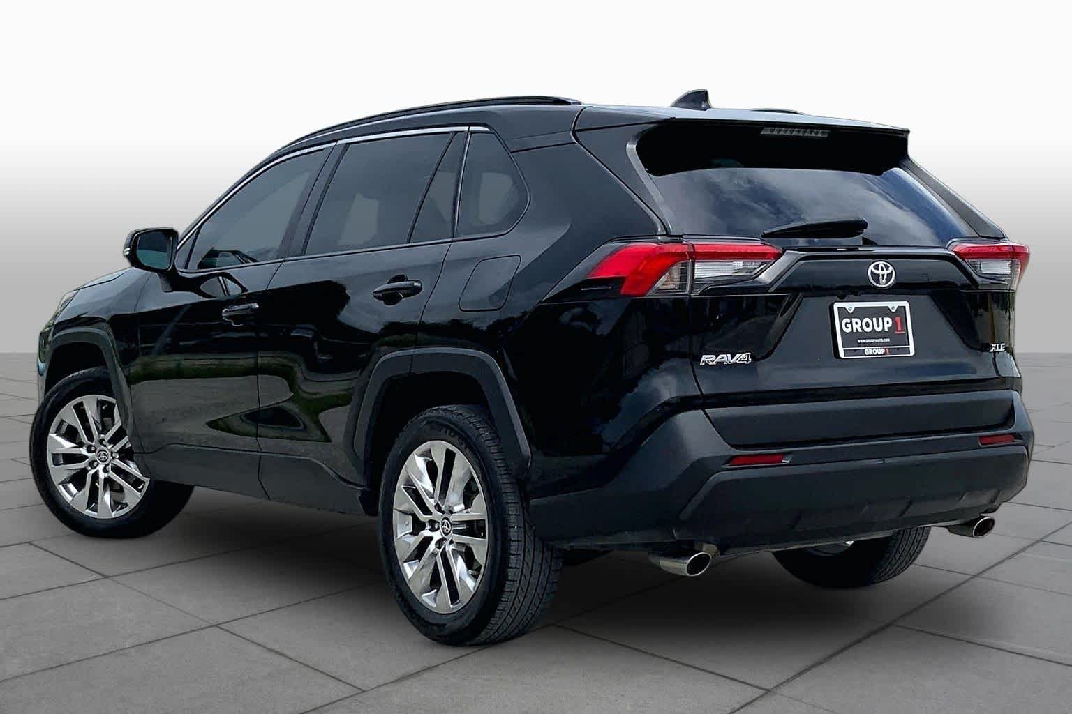 Used 2021 Midnight Black Metallic Toyota XLE Premium image 12