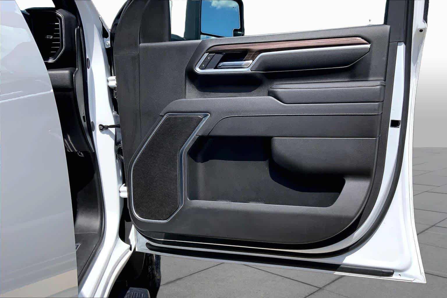Used 2025 Summit White Chevrolet LT image 22