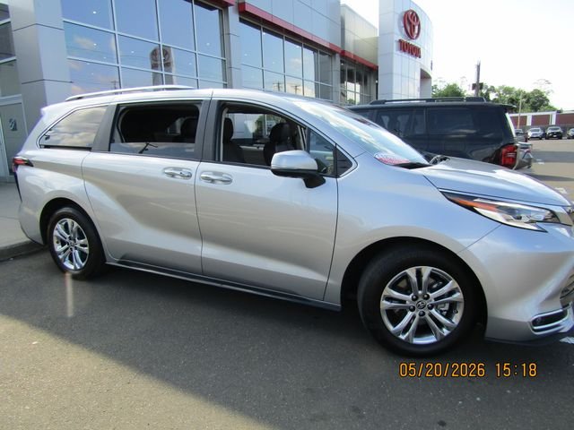 2023 Toyota Sienna Platinum 7-Passenger Hybrid AWD's photo