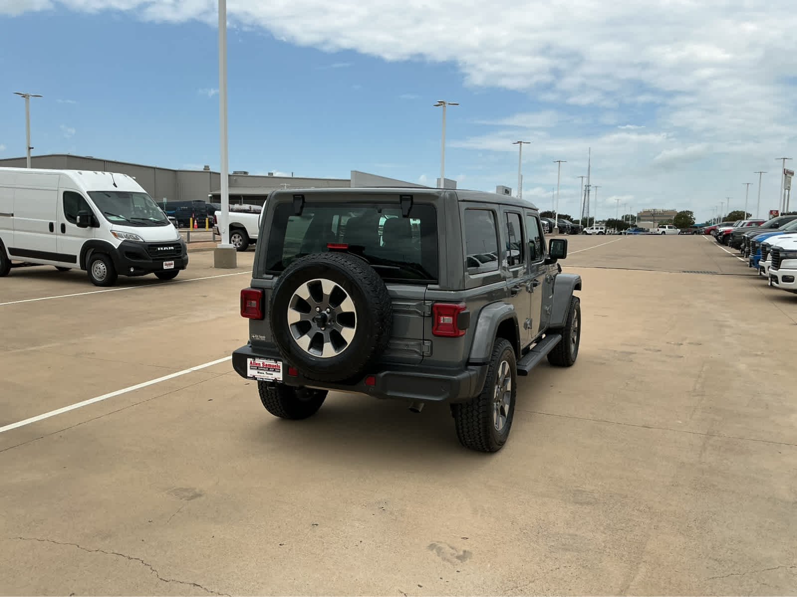 Used 2022 Sting-Gray Clearcoat Jeep Unlimited Sahara image 6
