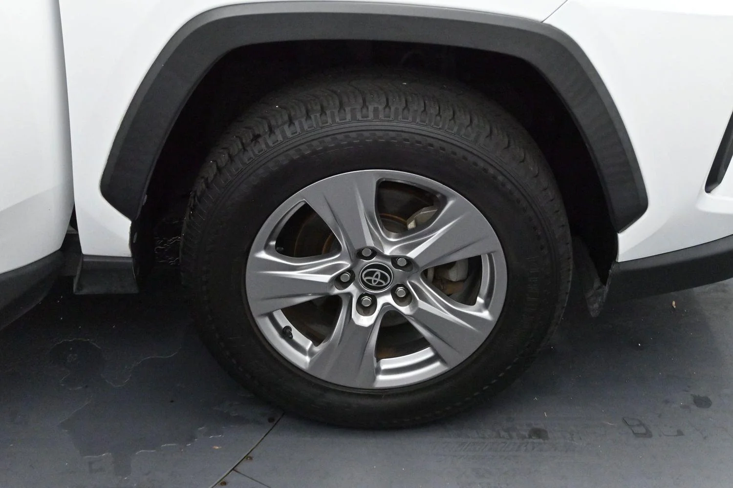 Used 2022 White Toyota XLE image 33