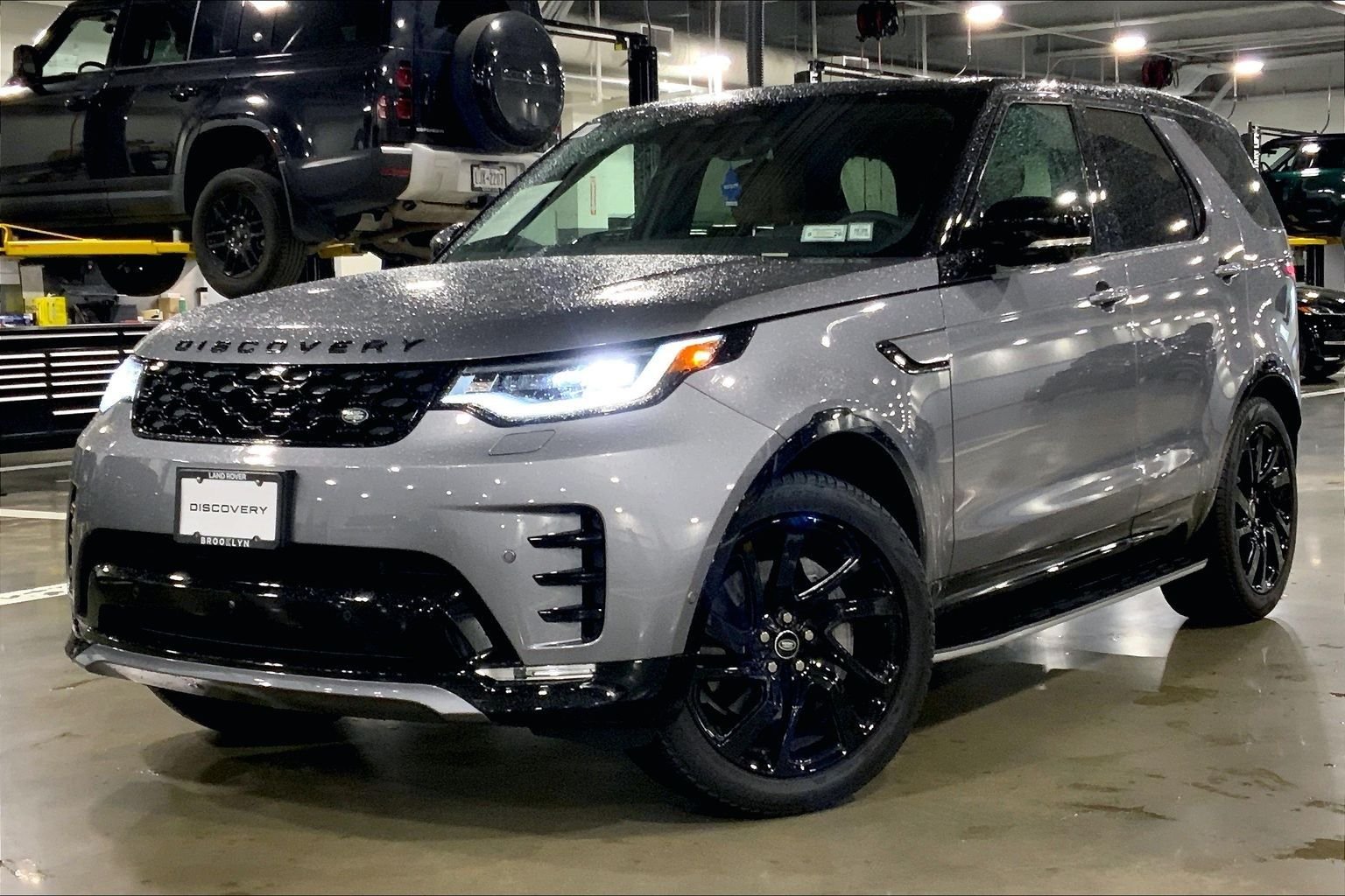 2025 Land Rover Discovery P300 Dynamic SE's photo