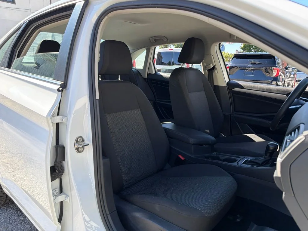 Used 2019 White Volkswagen 1.4T S image 12