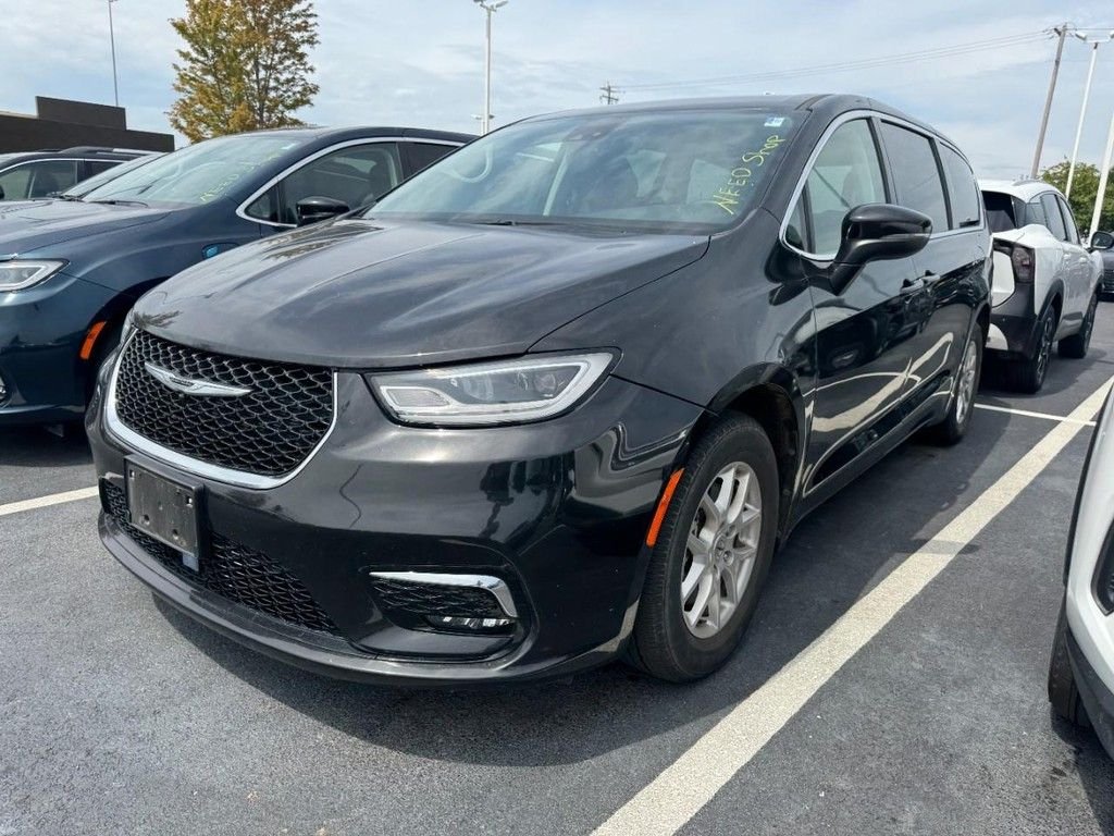 Used 2023 Black Chrysler Touring L image 3