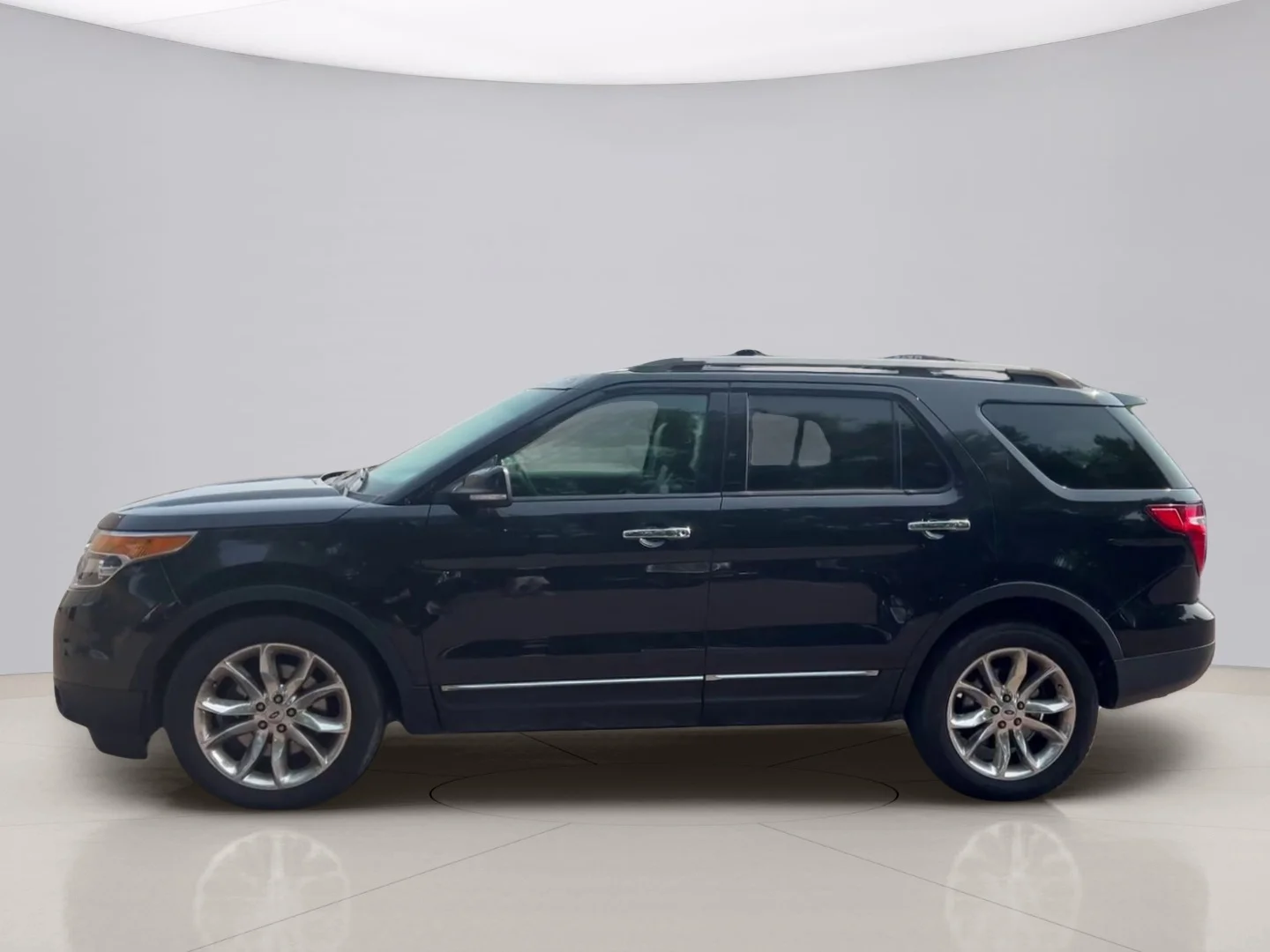Used 2014 Black Ford XLT image 2
