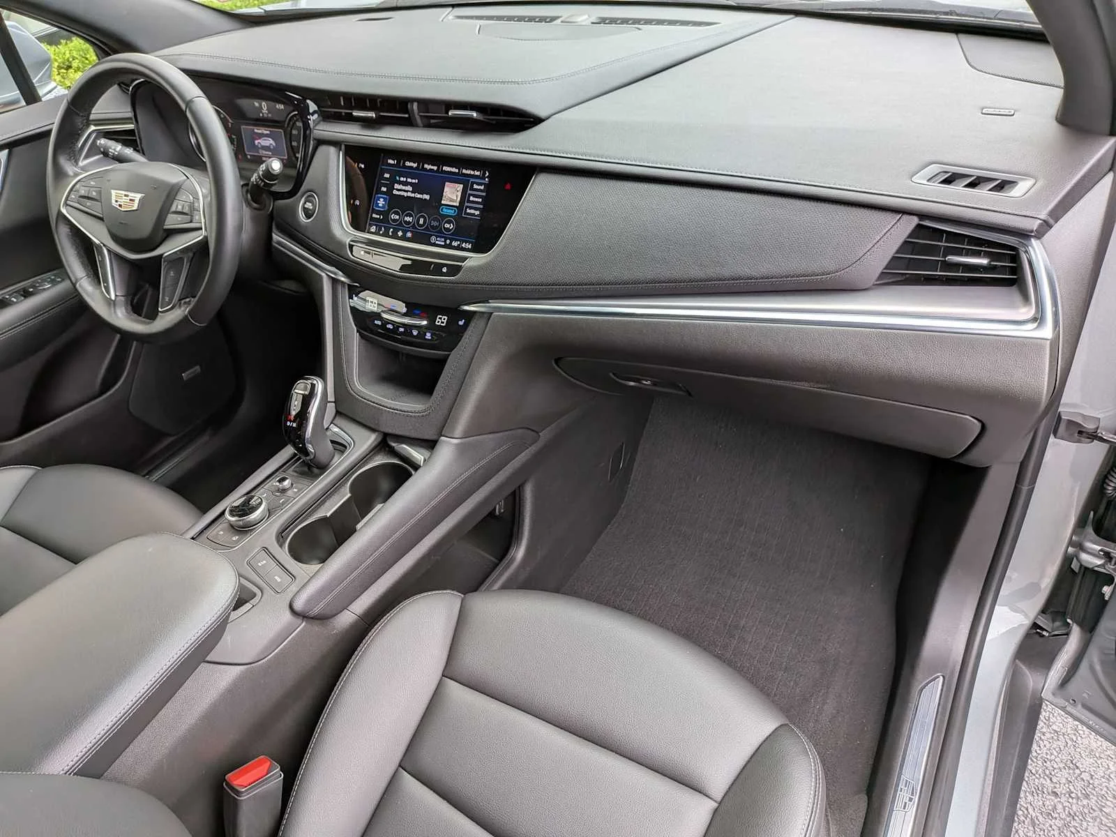 Used 2023 Argent Silver Metallic Cadillac Luxury image 28