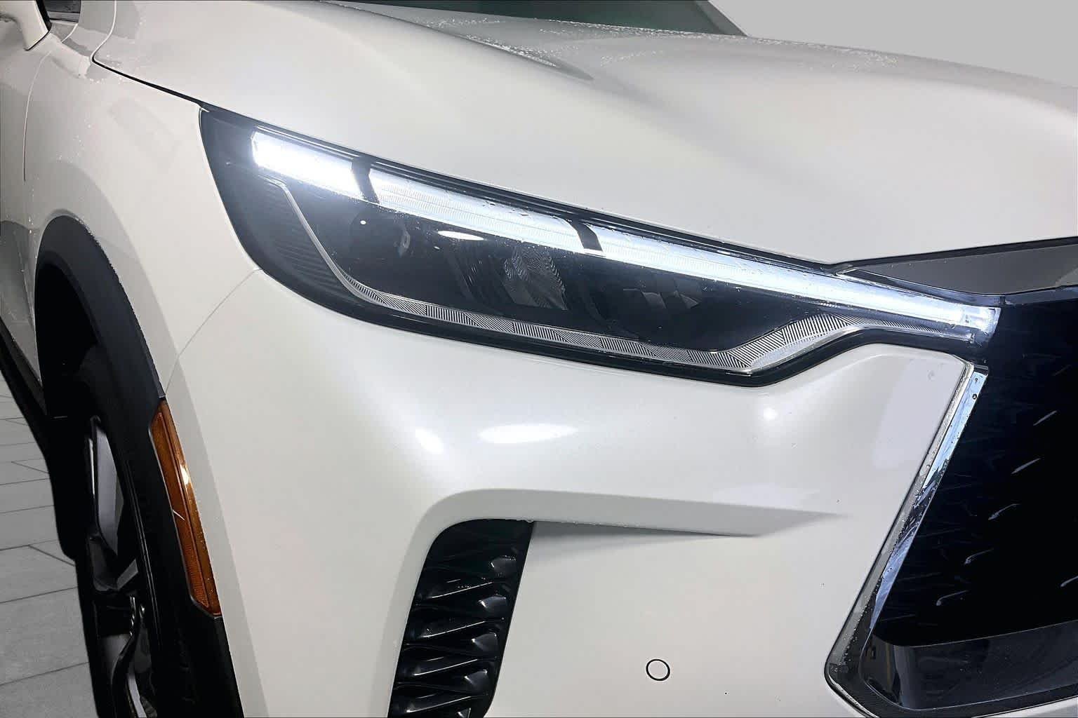 Used 2023 Majestic White INFINITI LUXE image 26