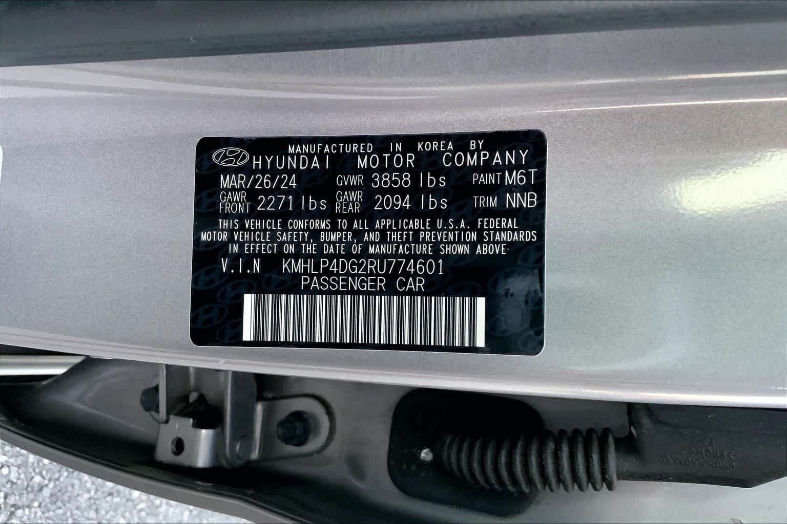 Used 2024 Fluid Metal Hyundai Limited image 29