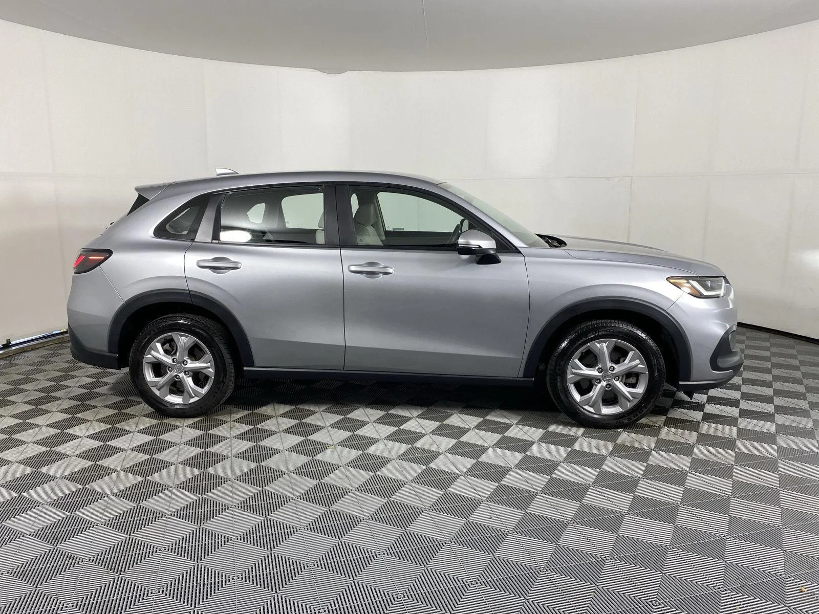 Used 2024 Lunar Silver Metallic Honda LX image 9