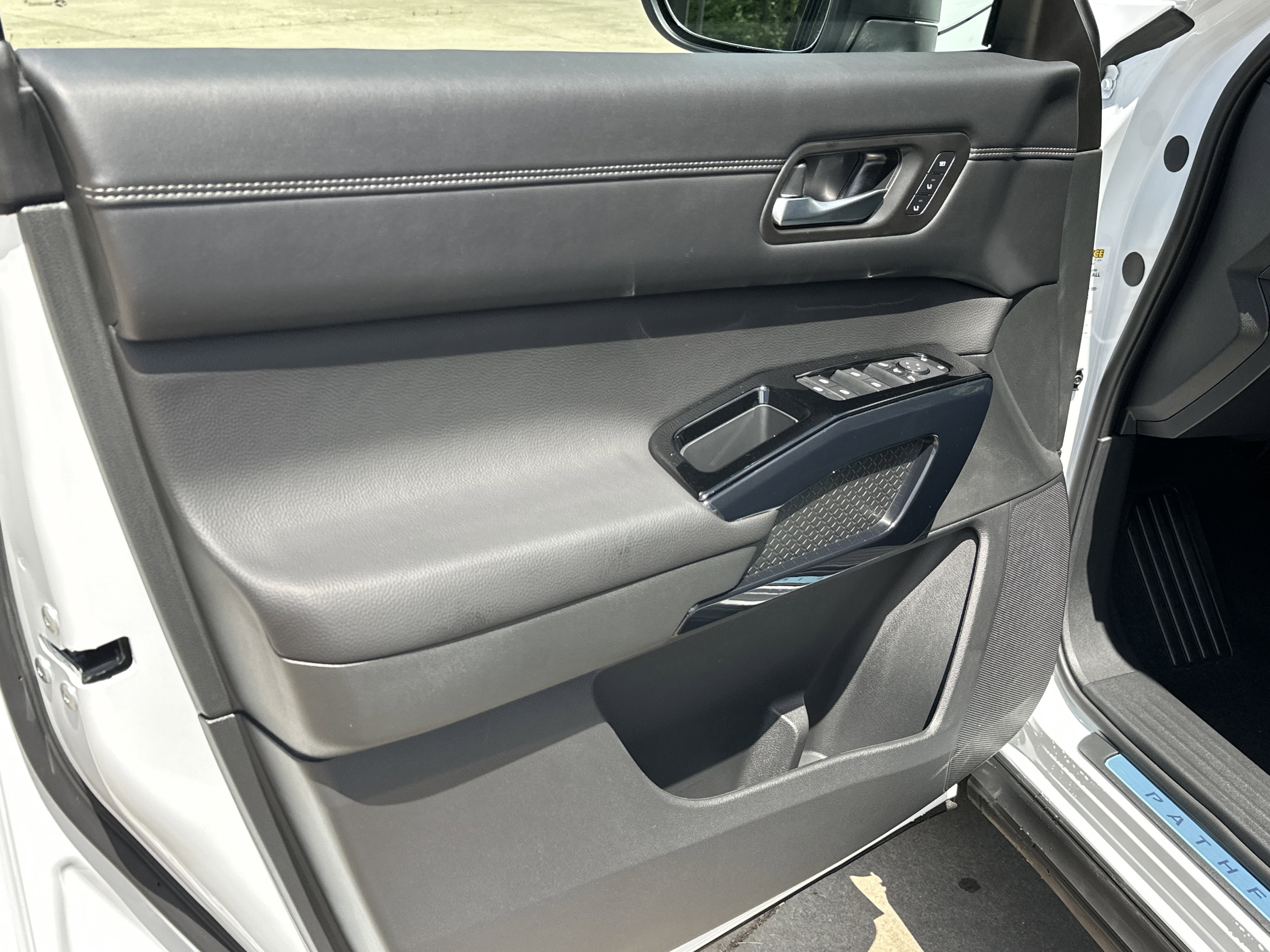 New 2026 Everest White Pearl Tricoat Nissan Platinum image 11