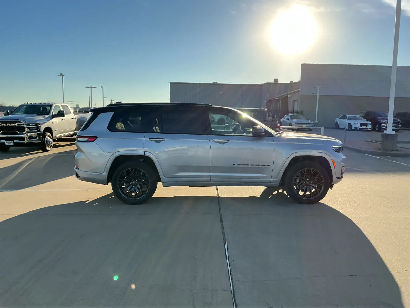New 2025 Silver Zynith Exterior Paint Jeep Summit Reserve image 5