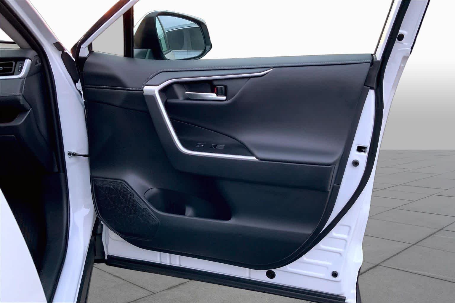 Used 2025 Wind Chill Pearl Toyota Hybrid Limited image 20