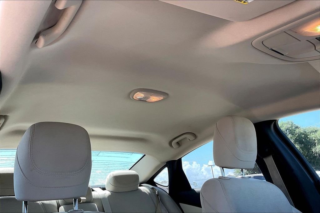 Used 2015 Silver Chrysler Limited image 27