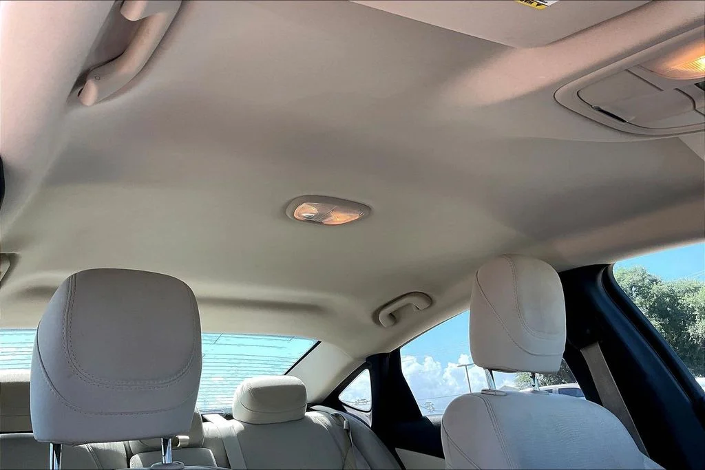 Used 2015 Silver Chrysler Limited image 27