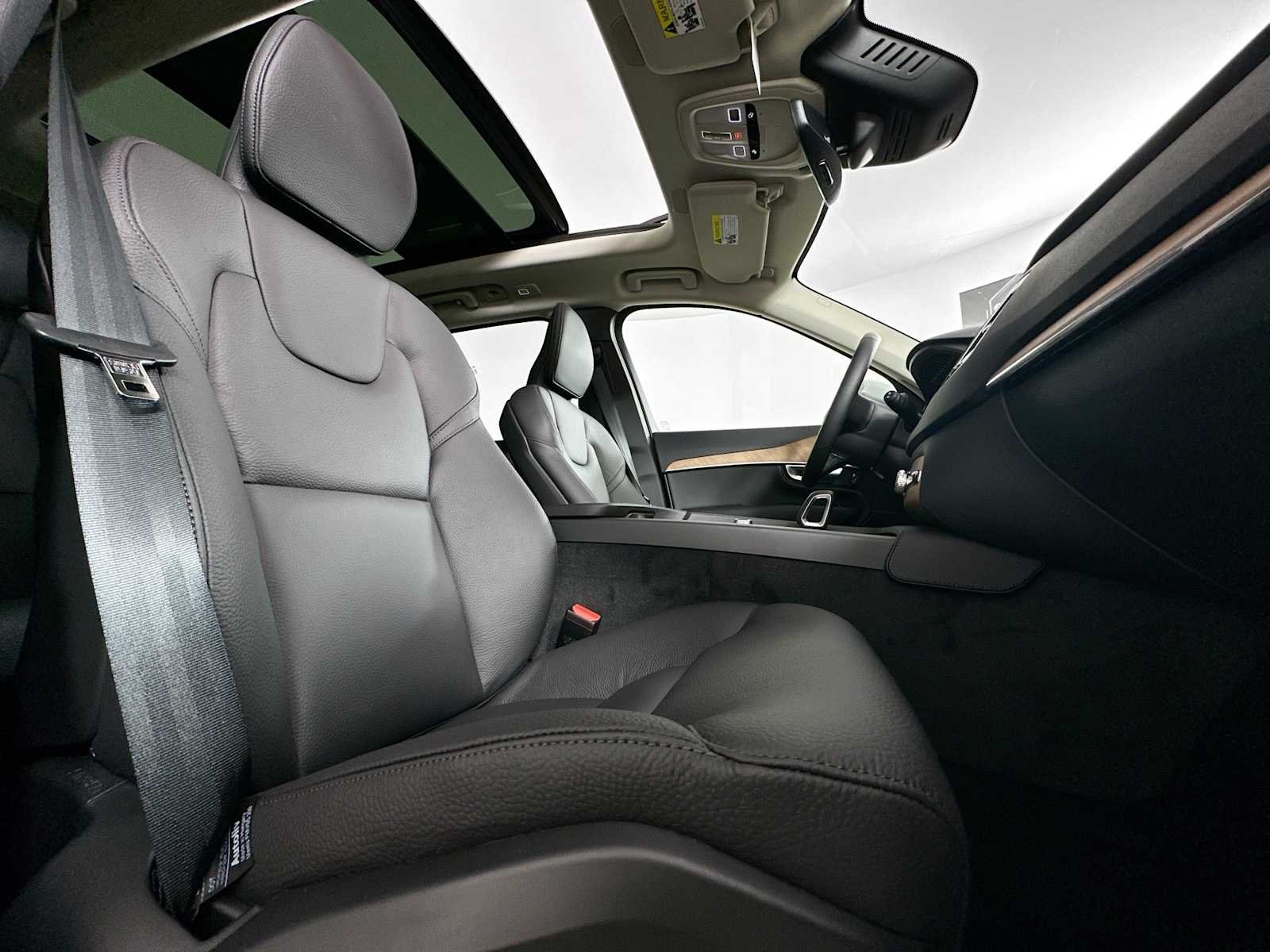 Certified Used 2025 Crystal White Volvo Plus image 25