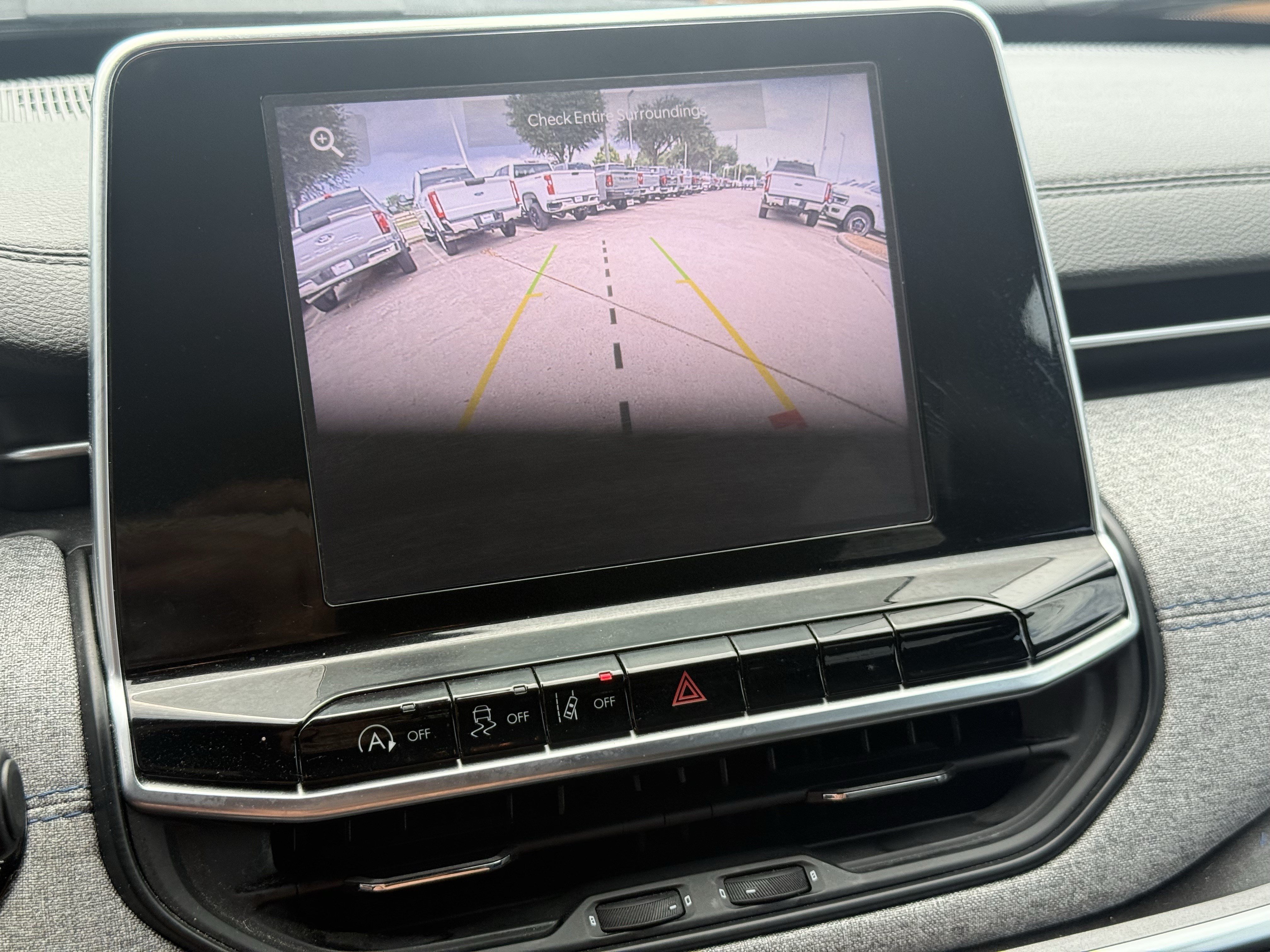 Used 2025 Diamond Black Crystal Pearlcoat Jeep Latitude image 21