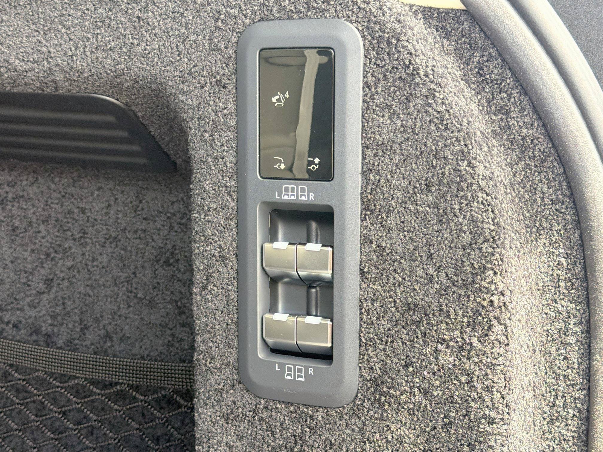 New 2026 Fuji White LAND ROVER SE 7 Seats image 13