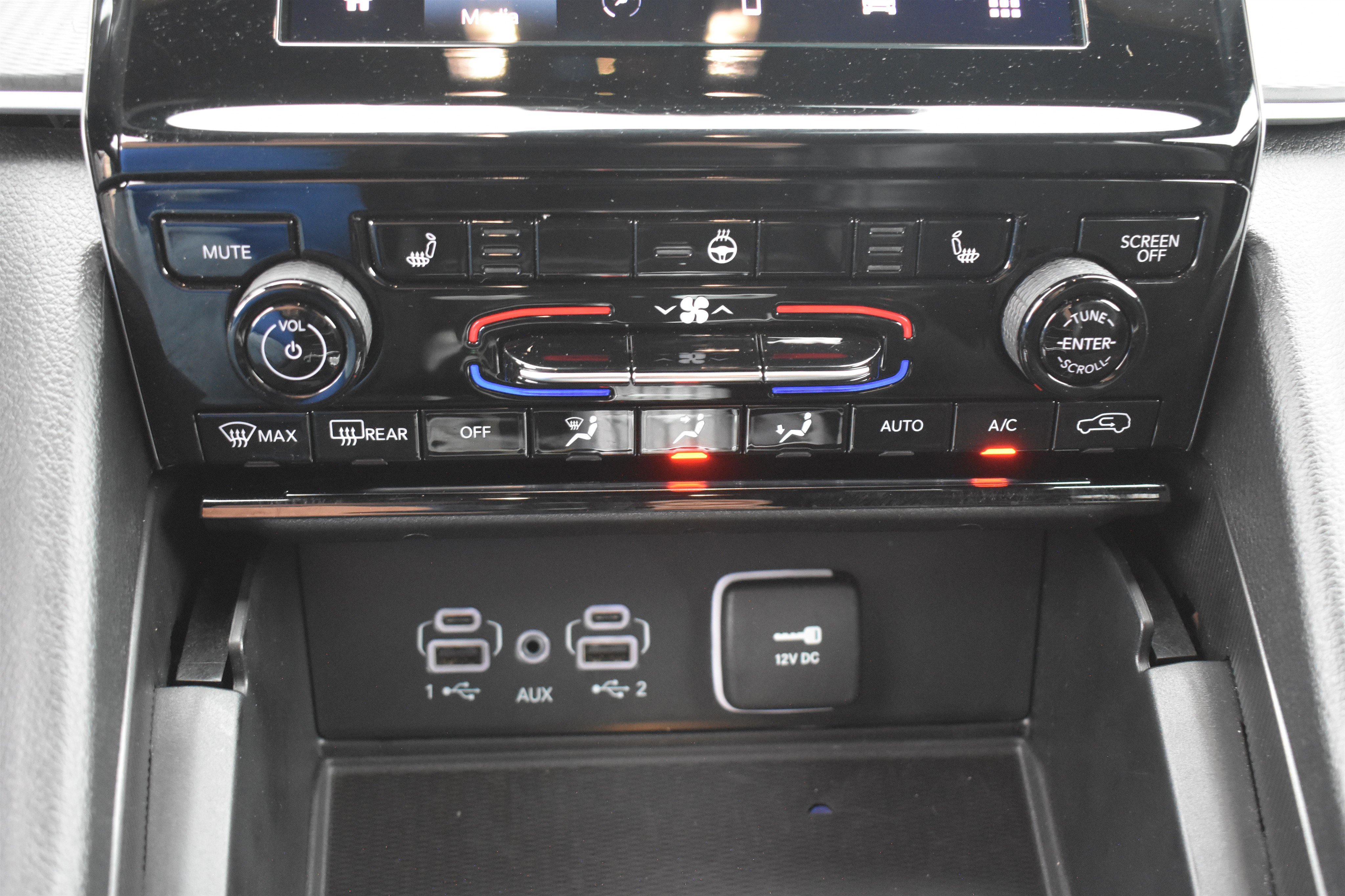 Used 2024 Bright White Clearcoat Jeep Altitude image 25