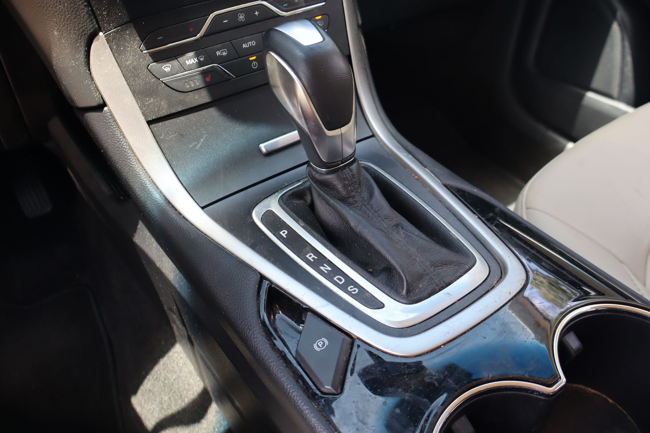 Used 2018 Gray Ford SEL image 18