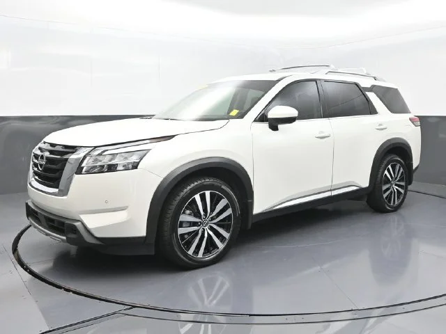 Used 2024 White Nissan Platinum image 3