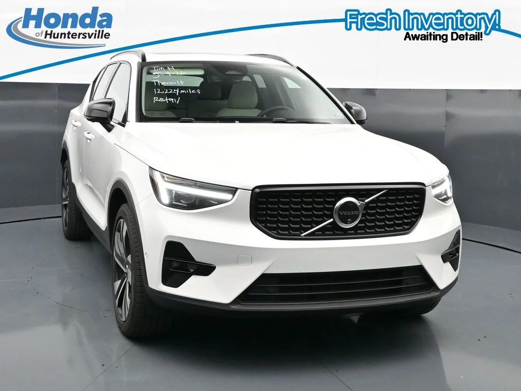 2025 Volvo XC40 B5 Plus Dark AWD's photo