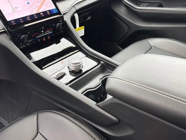 New 2025 Diamond Black Crystal Pearl-Coat Exterior Paint Jeep Limited image 14