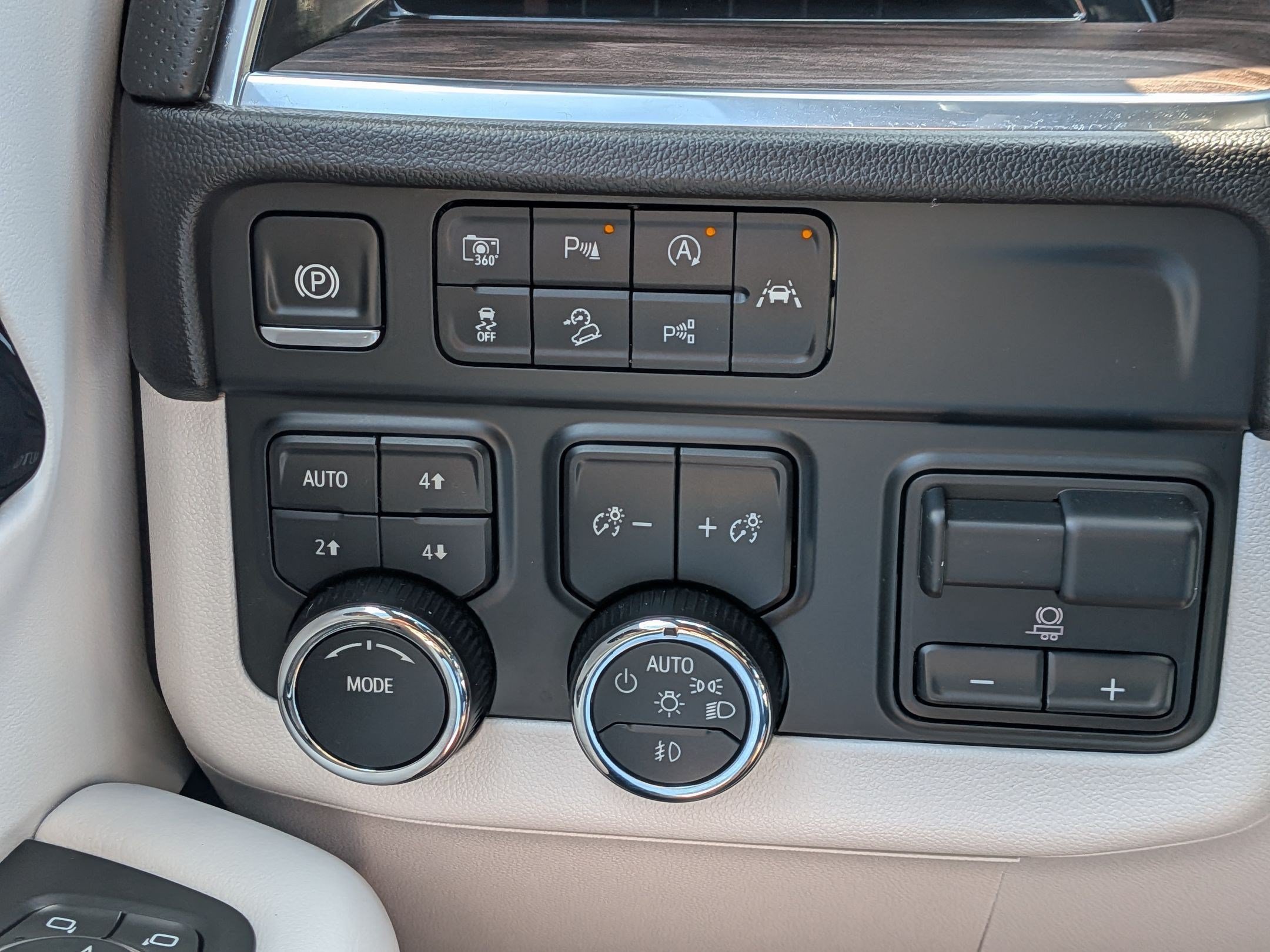 2025 Chevrolet Suburban Premier - Photo 18