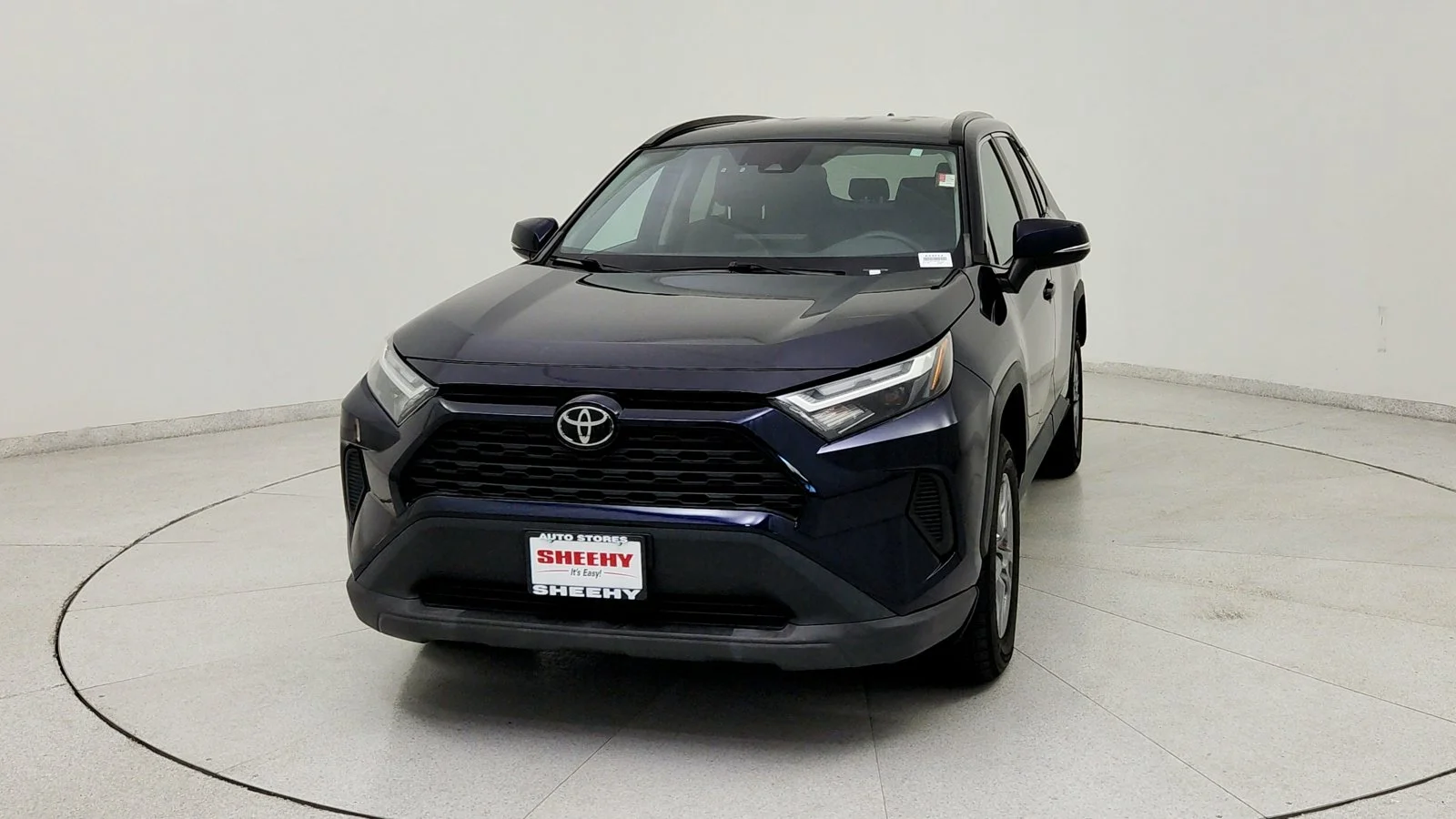 Used 2022  Toyota XLE image 2