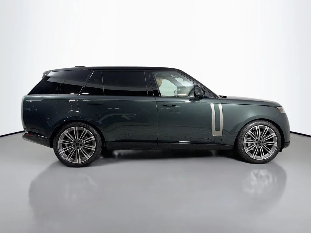 New 2026 Belgravia Green Land Rover SE LWB 7-Seats / V8 image 4