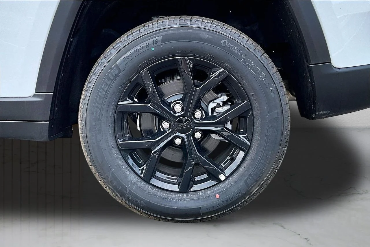 New 2026 Bright White Clear-Coat Exterior Paint Jeep Altitude image 34