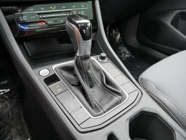2025 Volkswagen Jetta SE - Photo 11