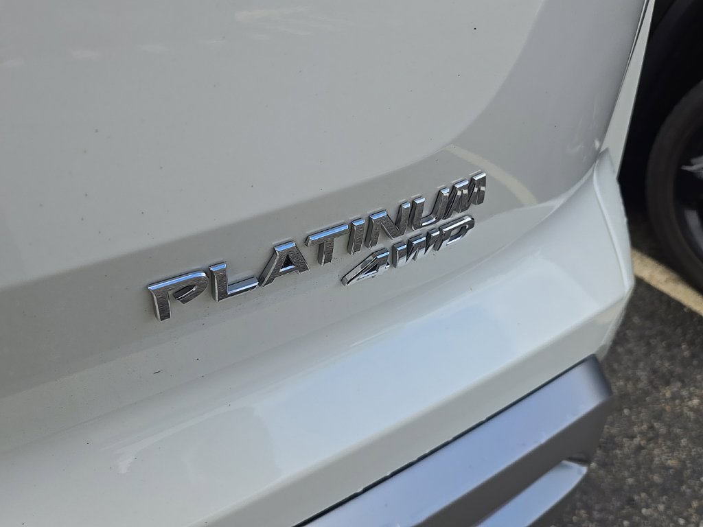 Used 2024 White Nissan Platinum image 10