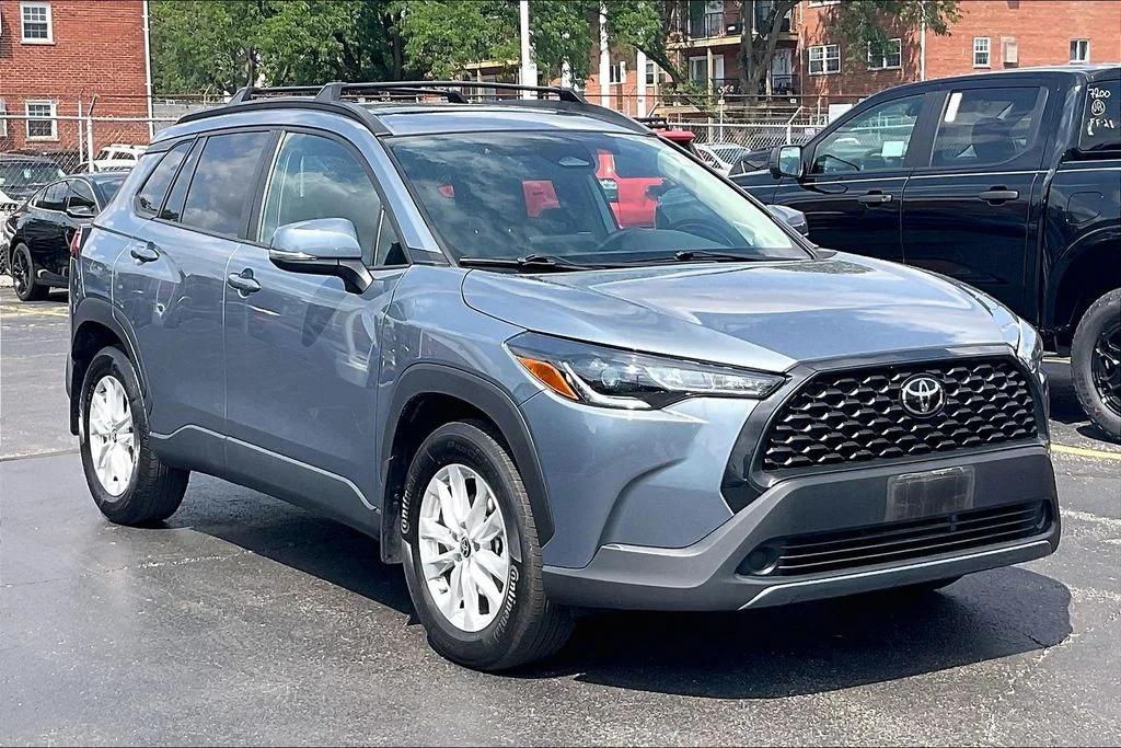Used 2023  Toyota LE image 34