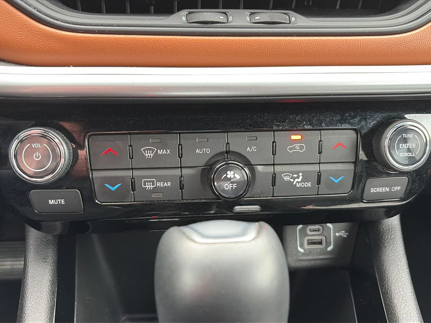 Used 2025 Hydro Blue Pearlcoat Jeep Limited image 13