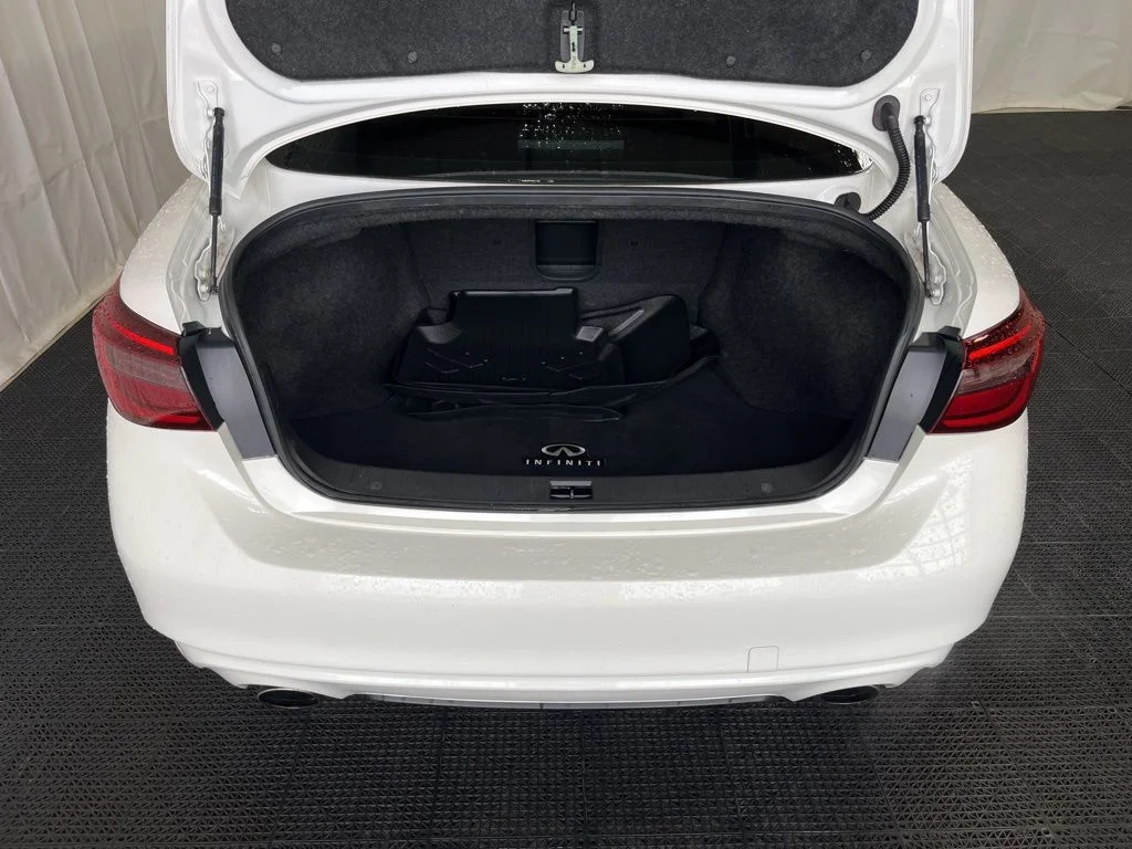 Used 2018 White INFINITI 3.0t LUXE image 25